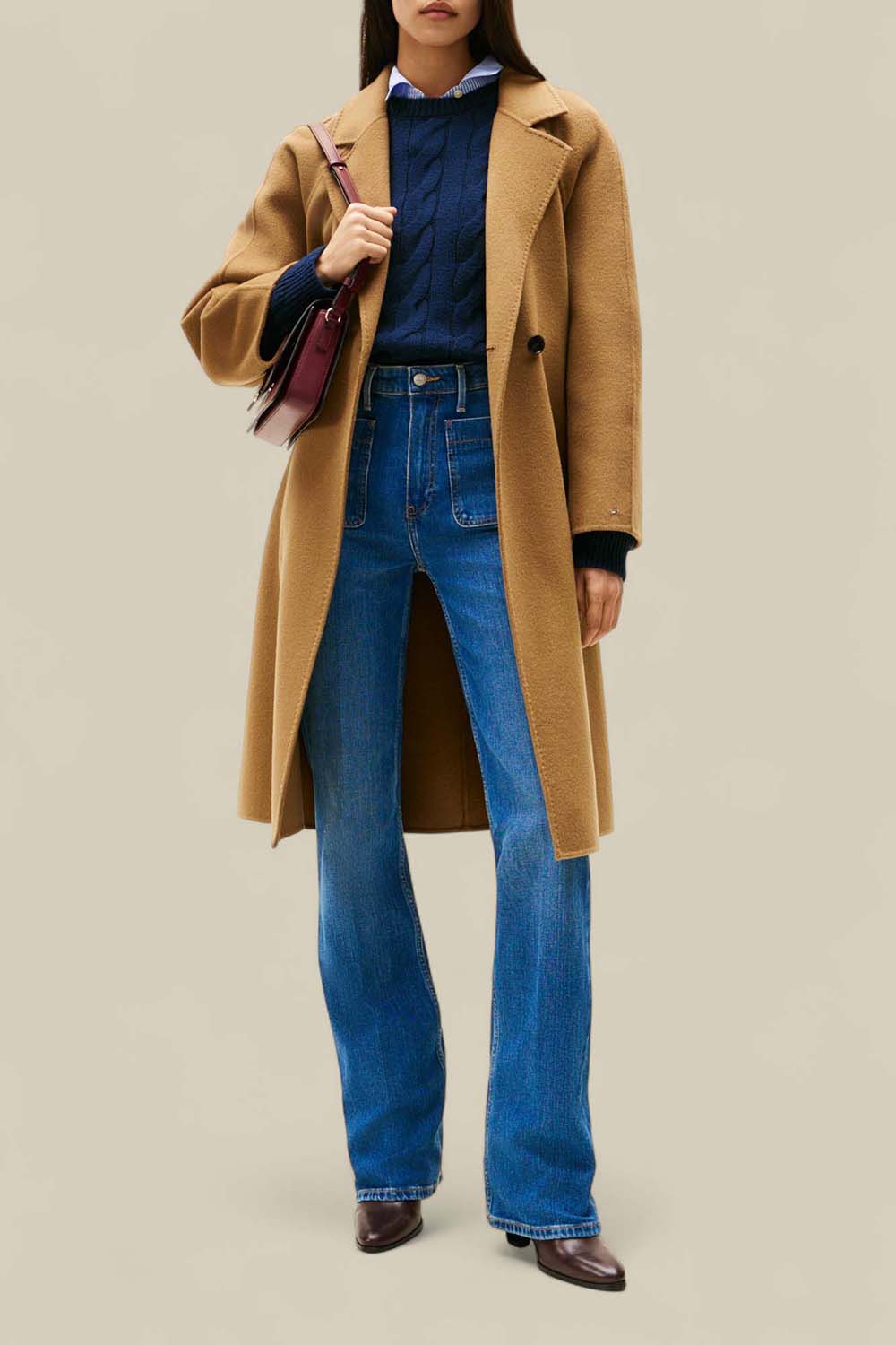 תמונת כל הלוק של מכנסי ג'ינס מתרחבים